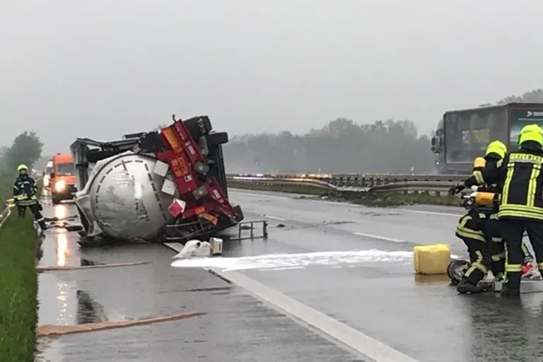 Borken - Lkw mit Natronlauge umgekippt - Autobahn bis in den Nachmittag gesperrt!