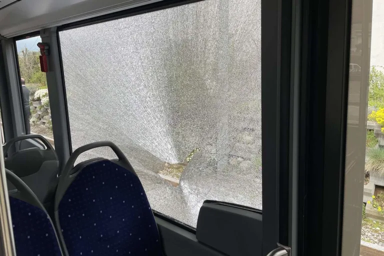 Sattel SZ - Velofahrer schlägt Scheibe von Linienbus ein