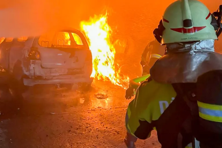 St. Antoni FR - Drei Autos nach Schweissarbeiten ausgebrannt