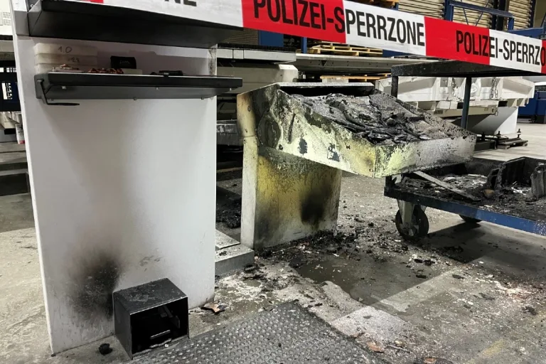 Trimmis GR - Maschinenbrand in Gewerbebetrieb 
