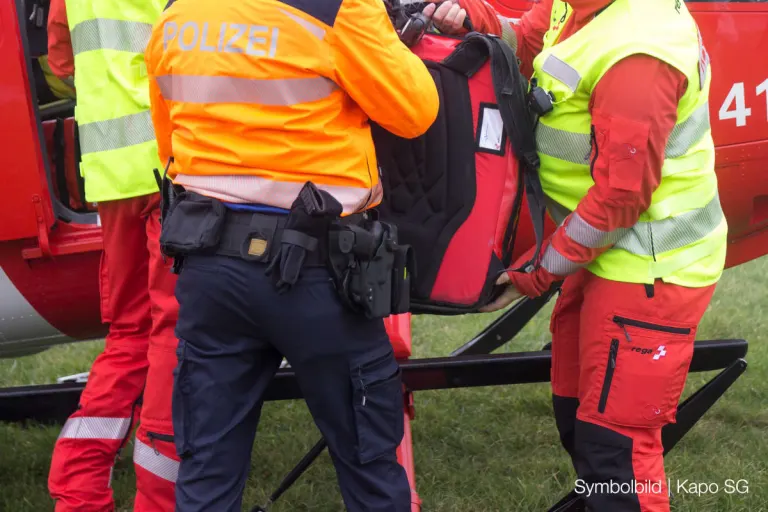 Alt St. Johann SG – Motorrad prallt gegen Lastwagen