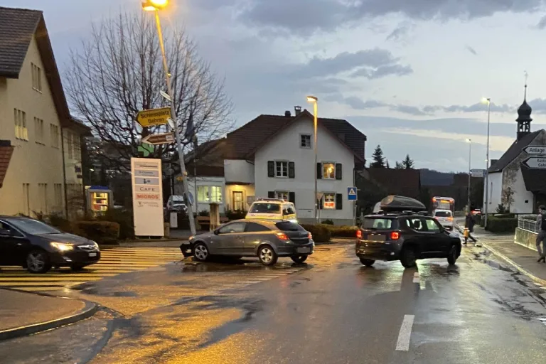 Erlinsbach AG - Mit Auto gegen Strassenlampe geprallt 
