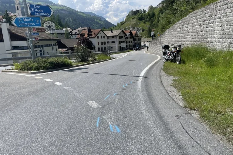 Tiefencastel GR -  Unfall zwischen Motorrad und Lastwagen im Kreisel