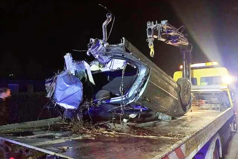 Holtgast - Auto bei Unfall in zwei Teile gerissen - 18-Jähriger verletzt
