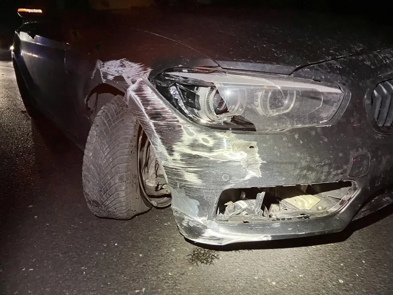 Sekundenschlaf auf der A3 bei Mühlehorn GL: Auto prallt gegen Betonmauer