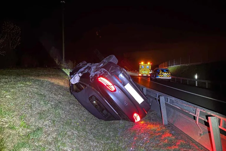 Cham ZG - Auto landet auf dem Dach