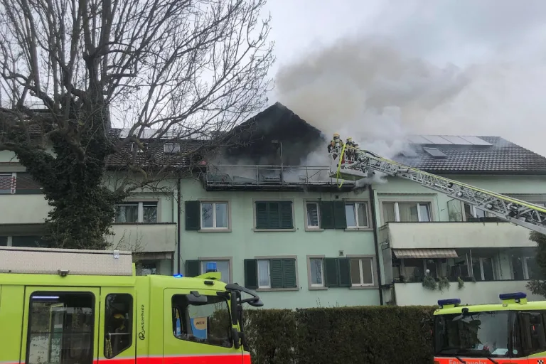 Schwerzenbach ZH – Wohnungsbrand in einem Mehrfamilienhaus