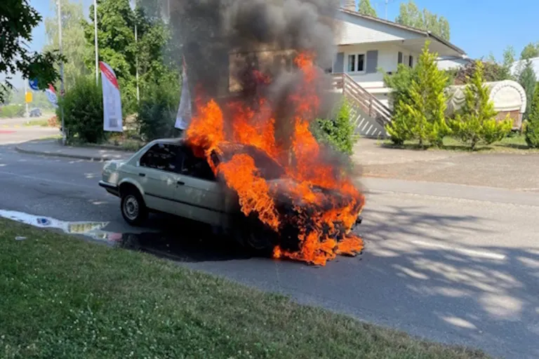 Fahrzeugbrand in Estavayer-le-Lac FR – Auto fängt während Fahrt Feuer