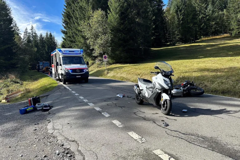 Vorderthal SZ – Frontalkollision zweier Motorradfahrer auf Passstrasse