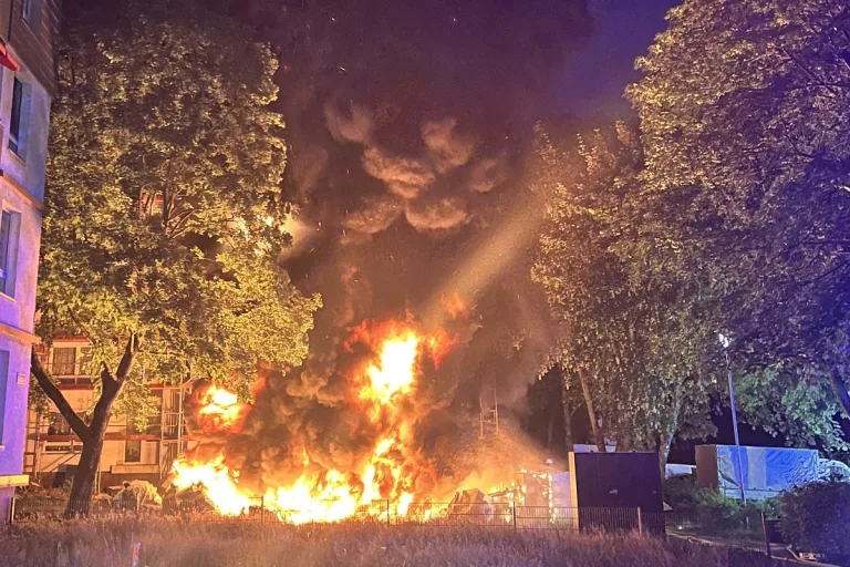 Essen-Freisenbruch NW - Brand von Baumaterialien und Bauabfällen