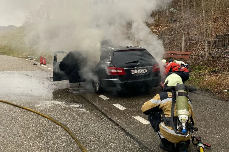 Reigoldswil BL - Mercedes brennt komplett aus
