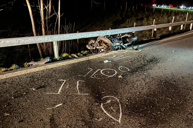 Grafenort OW: Motorrad prallt in Stützmauer und anschliessend in Leitplanke