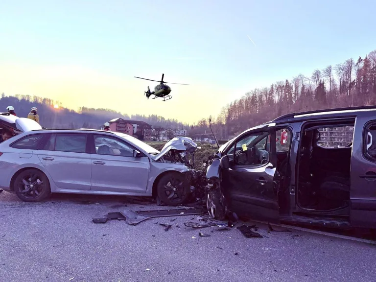 Rämismühle ZH - Schwerer Unfall fordert vier Verletzte 