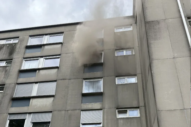 Pratteln BL – Person bei Brand in Mehrfamilienhaus verletzt