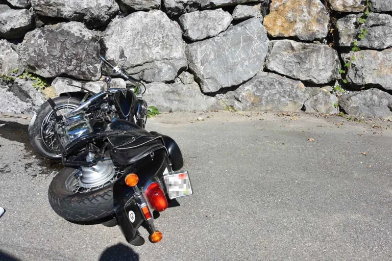 Gähwil SG - Motorrad kracht frontal in Mauer - Biker tot