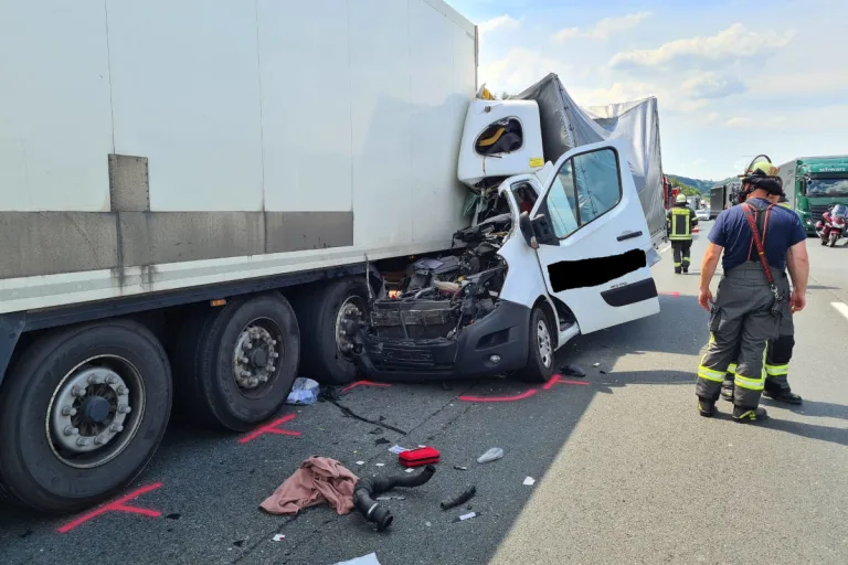 A1 Gevelsberg – Schrecklicher Unfall zwischen LKW und Kleintransporter