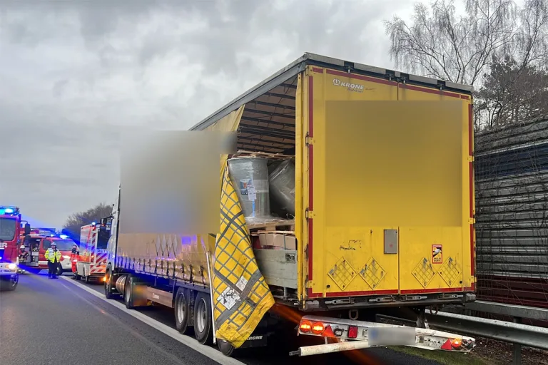 A1 Sottrum – Lkw verliert Gefahrgut nach Unfall