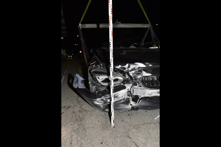 Wetzikon ZH – Junglenker mit Auto gegen Mauer geprallt