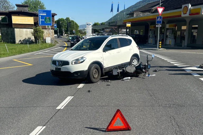 Unfall in Näfels GL – Autofahrer kollidiert mit einem Motorradfahrer 