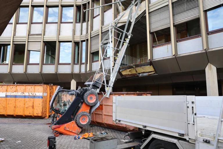 Baar ZG – Zwei Bauarbeiter bei Bagger-Absturz lebensbedrohlich verletzt