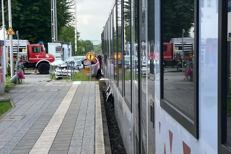 Kaiserslautern - Auto von Zug erfasst 