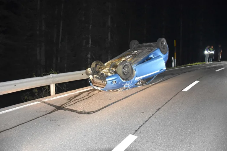 Arosa GR - Selbstunfall endet auf dem Dach