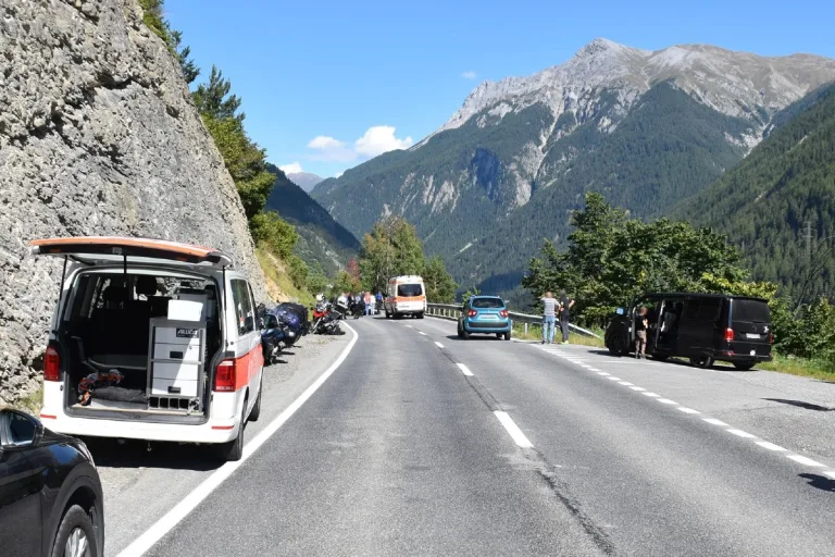 Crusch und Tiefencastel GR - Verkehrsunfälle bei Abbiegemanövern