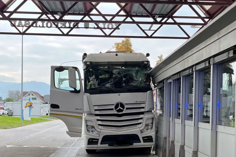 Unfall in Diepoldsau SG – Lkw kracht in Zollhaus