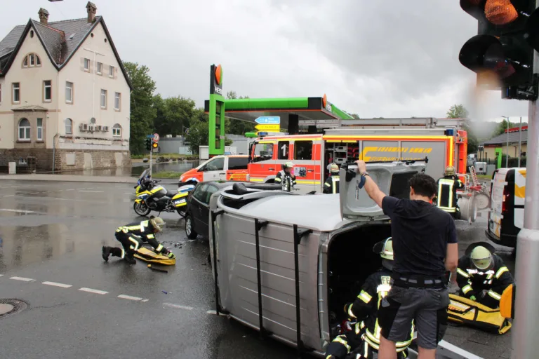 Hagen-Vorhalle – Kastenwagen landet nach Unfall auf der Seite
