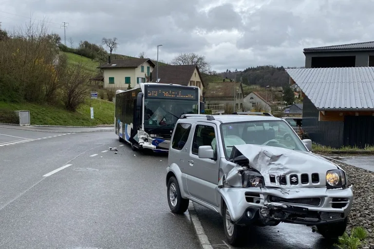 Erlinsbach - Heftige Kollision - Frau übersieht Linienbus 