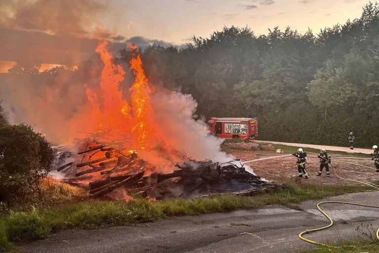 Pratteln BL - Brennholzstapel in Brand