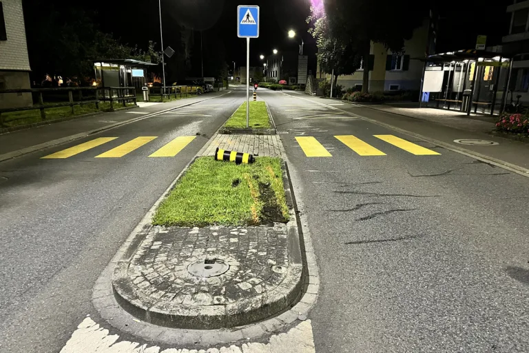 Triesen FL - Mit einem Inselschutzpfosten kollidiert