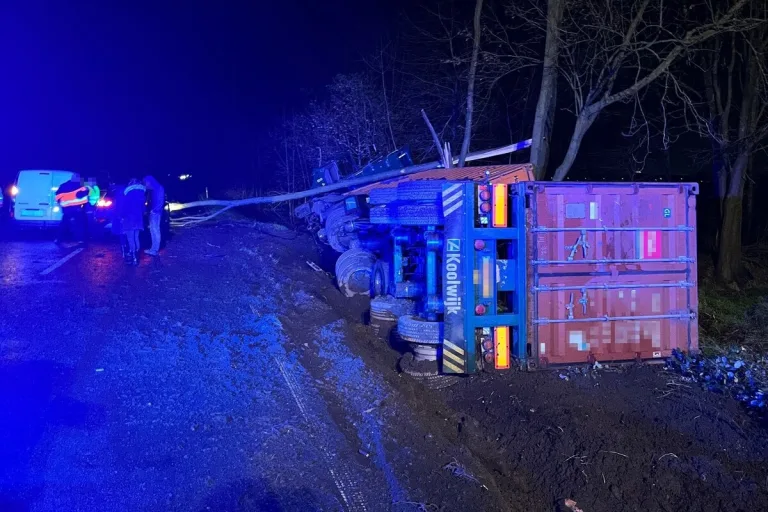 Mündelheim/Serm NW - LKW landet bei Unfall im Straßengraben