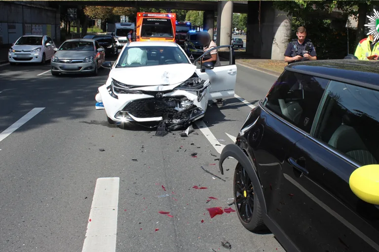 Oberhausen NW – Zwei Verletzte bei Unfall mit drei Pkw