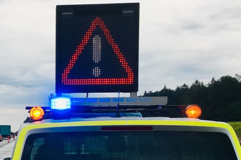 Enkenbach-Alsenborn – Unfall auf schneebedeckter Fahrbahn