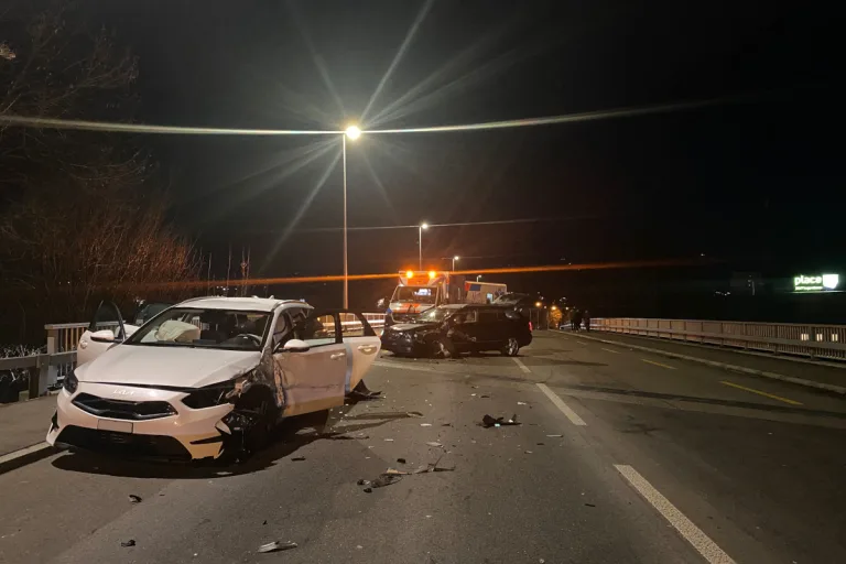 Unfall in Steinhausen ZG – Drei Verletzte bei Frontalkollision