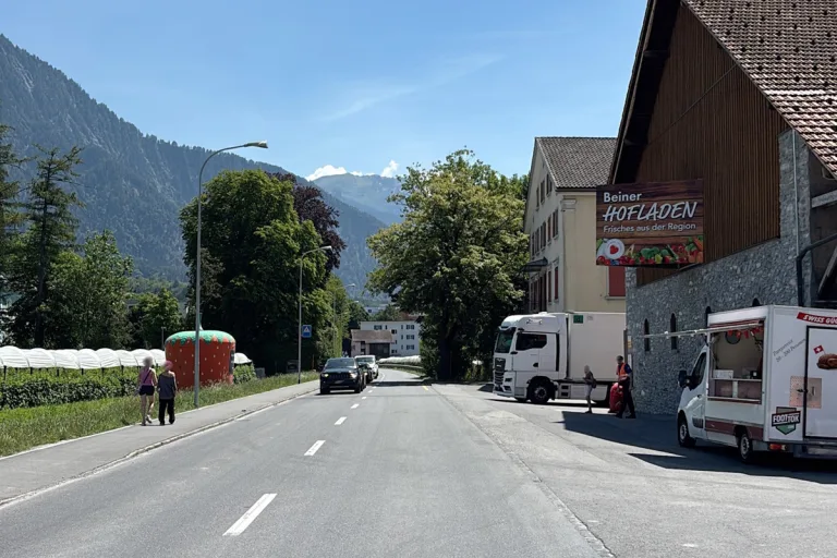 Landquart GR – Autofahrer fährt Verkehrsdienst-Spezialist an