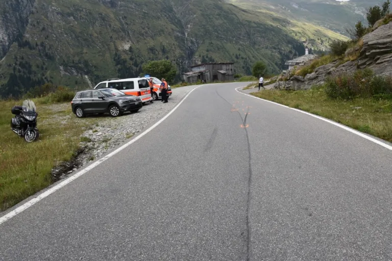 Hinterrhein GR - Sturz mit Motorrad - zwei Verletzte