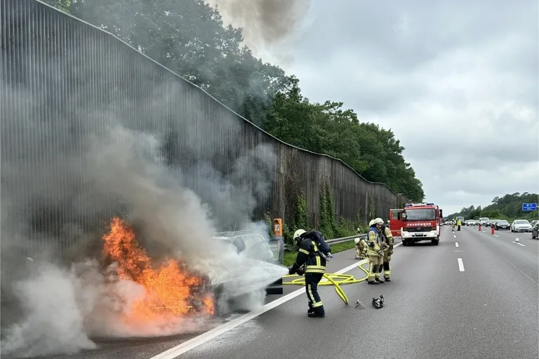 Helmstedt - Auto gerät auf der A2 in Brand