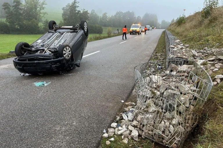 Zuzgen AG - Auto überschlägt sich bei Unfall 