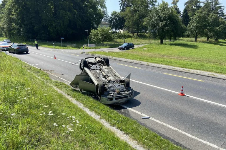 Belfaux FR – Kollision beim Abschleppen verursacht