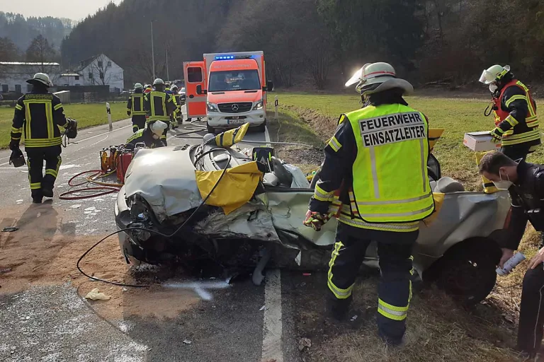 Schalksmühle - Schwerer Unfall zwischen BMW und Renault