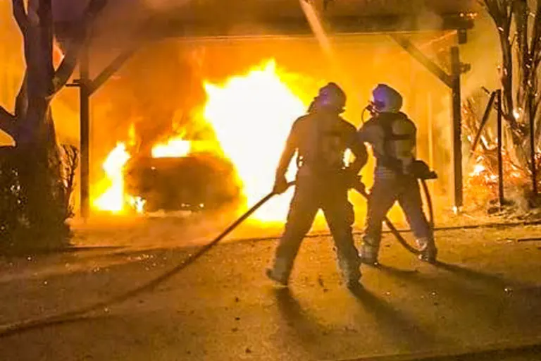 Dresden - Fahrzeugbrand in einem Carport