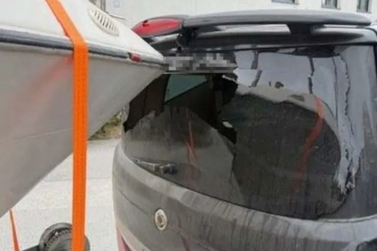 Altlengbach – Boot beschädigt Heckscheibe während Fahrt