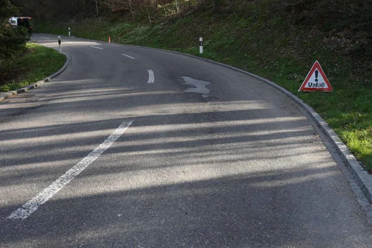 Nassen SG - 17-jähriger Motorradfahrer nach Unfall verletzt