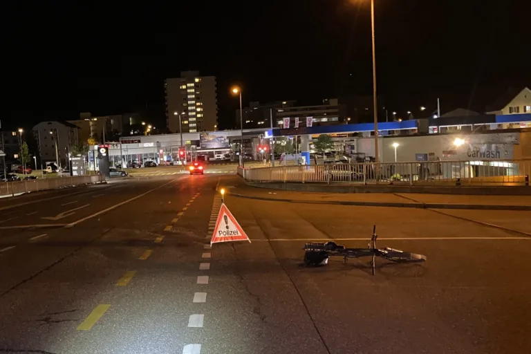 Schlieren ZH - Automobilist fährt Fahrradlenker an und begeht Fahrerflucht