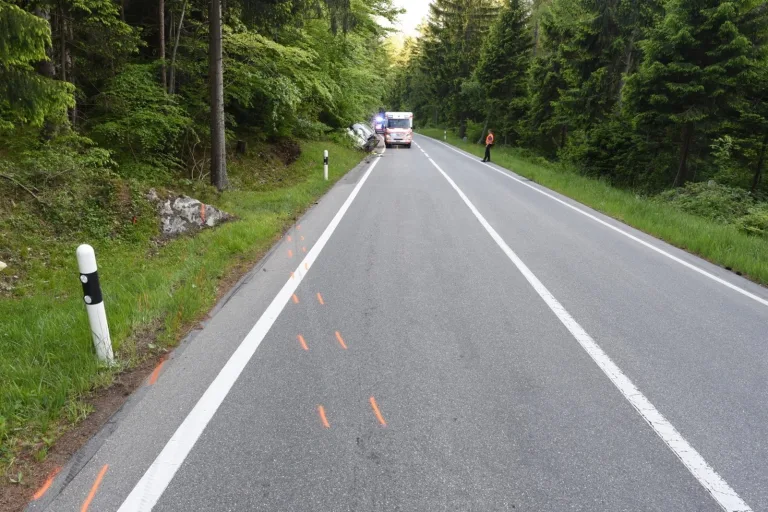 Auto gerät in Maienfeld GR auf die Gegenfahrbahn