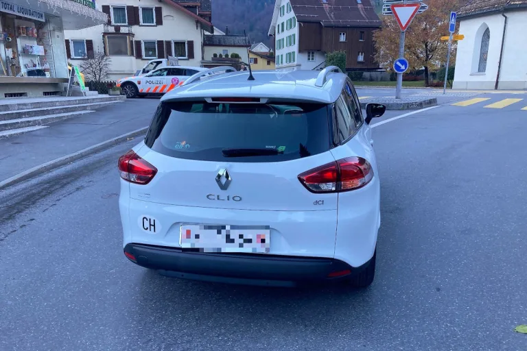 Niederurnen GL – Auto erfasst Kind mit Trottinett