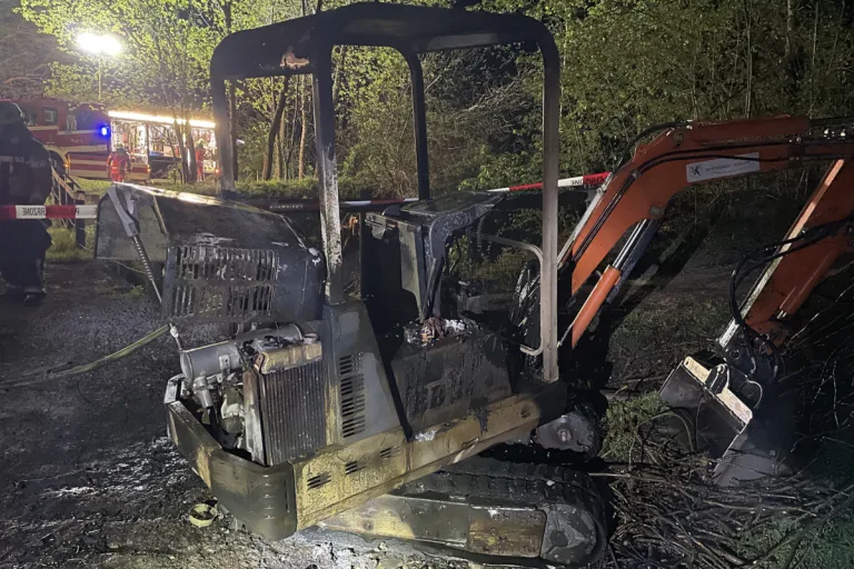 Zizers GR - Kleinbagger in Vollbrand