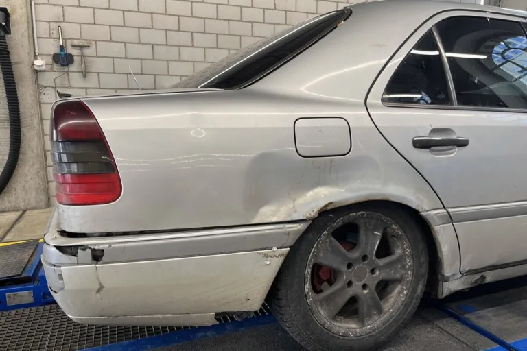 Stadt Schaffhausen - Polizei legt schrottreifes Auto still